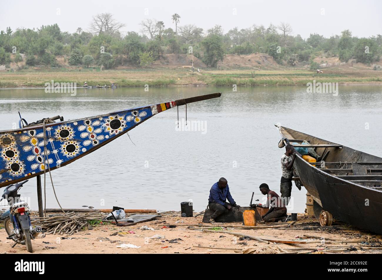 MALI, Kayes, Sengegal river,  boat building of  wooden Pinasse boats at river bank / Senegal Fluss, Bootsbau, Pinasse, Piroge aus Holz mit Bemalung Stock Photo