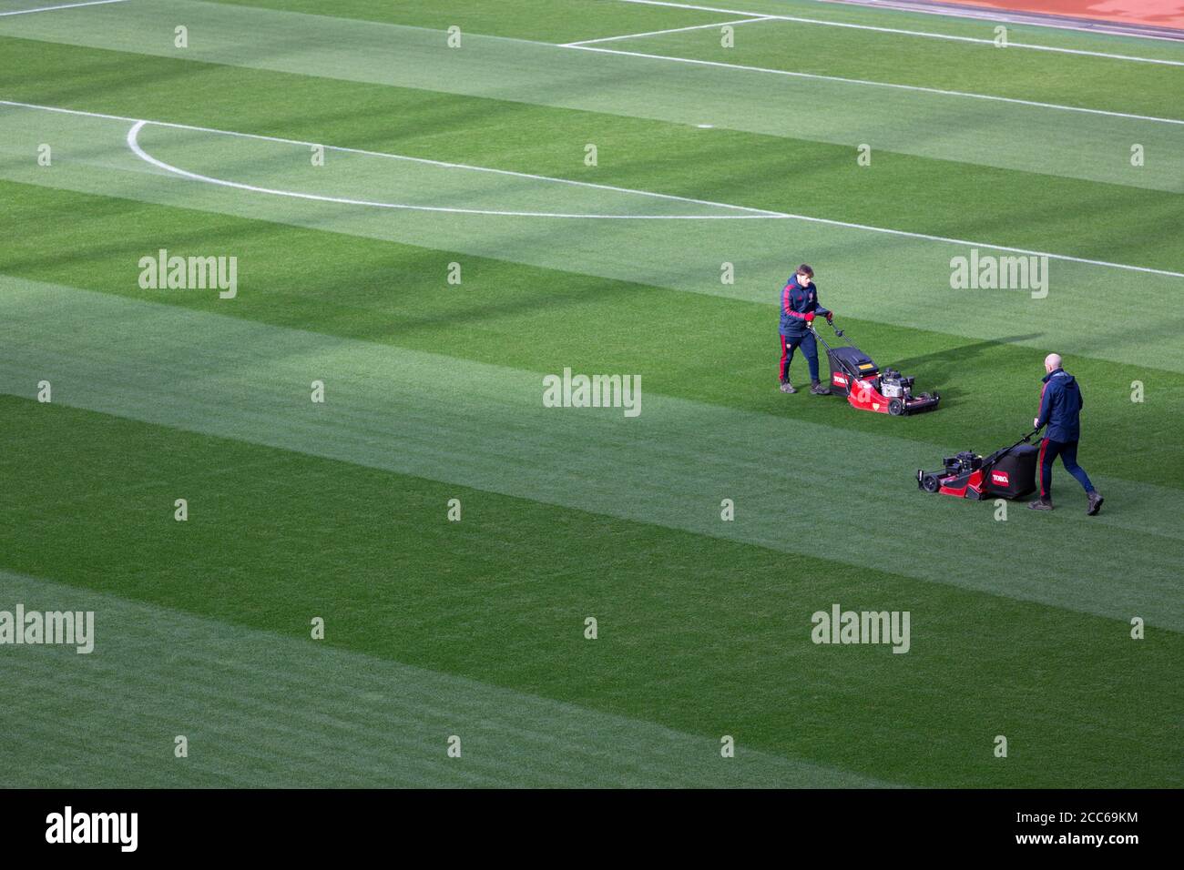 Groundmen working on pitch at Emirates Stadium Stock Photo