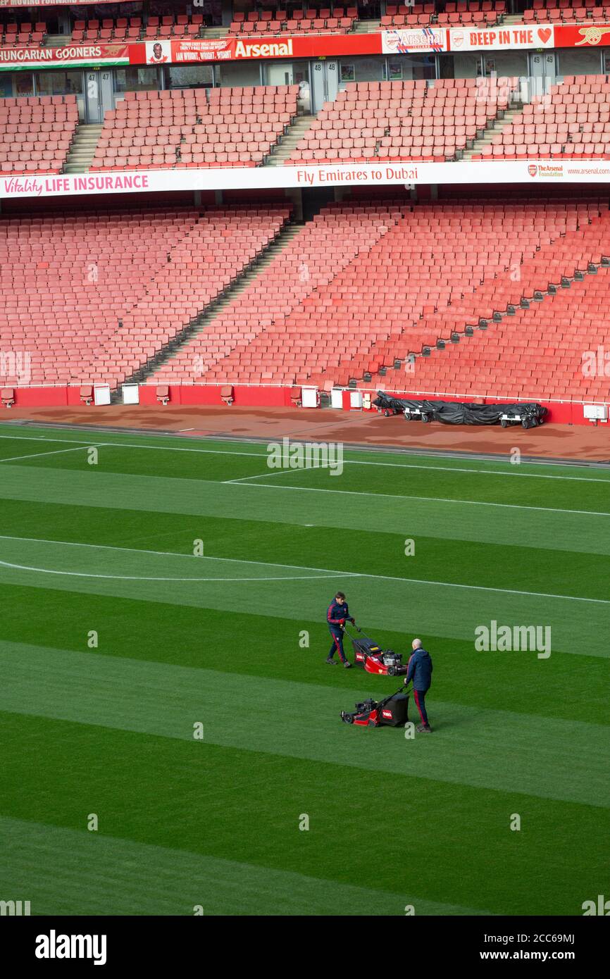 Groundmen working on pitch at Emirates Stadium Stock Photo