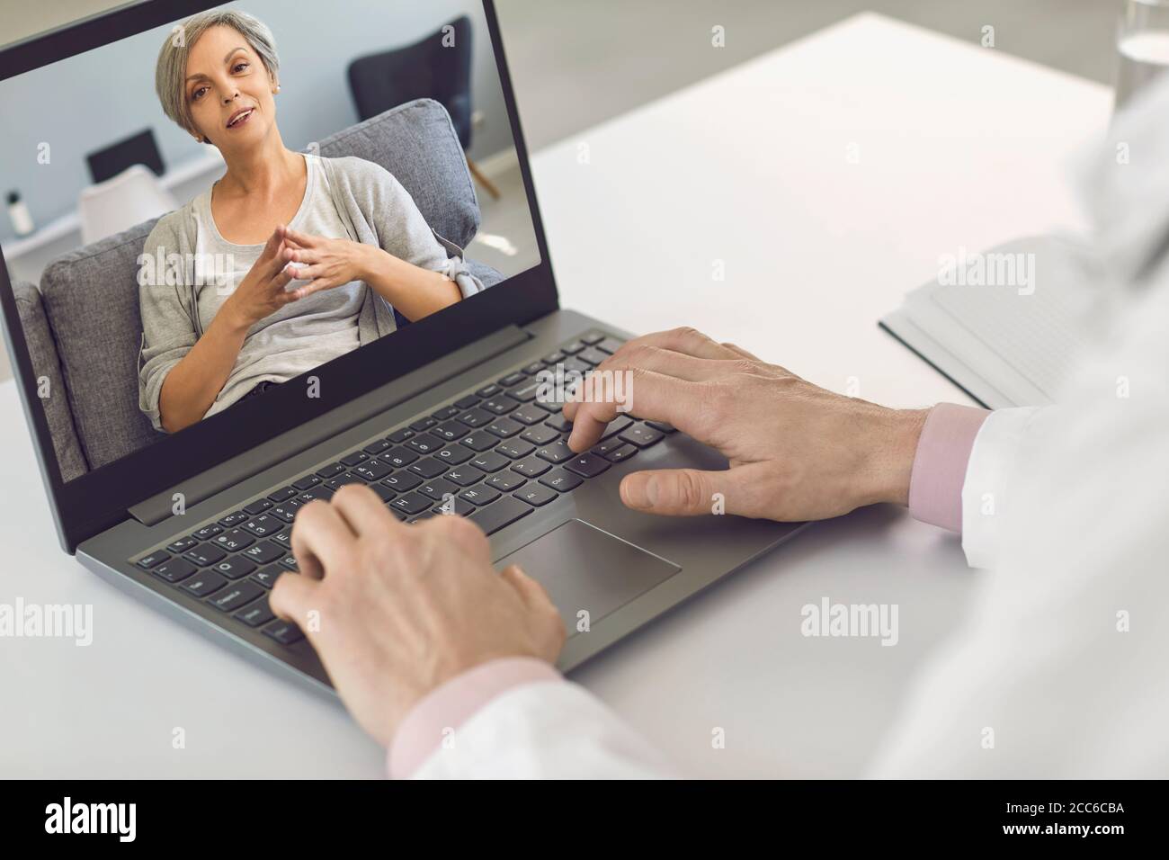 Doctor communicates elderly patient hi-res stock photography and images ...