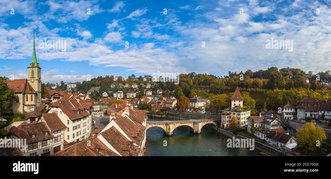 Beautiful panorama view of Bern old town and Aare river from Nydeggbrücke bridge with Nydeggkirche church and Untertorbrücke, on sunny autumn day with Stock Photo