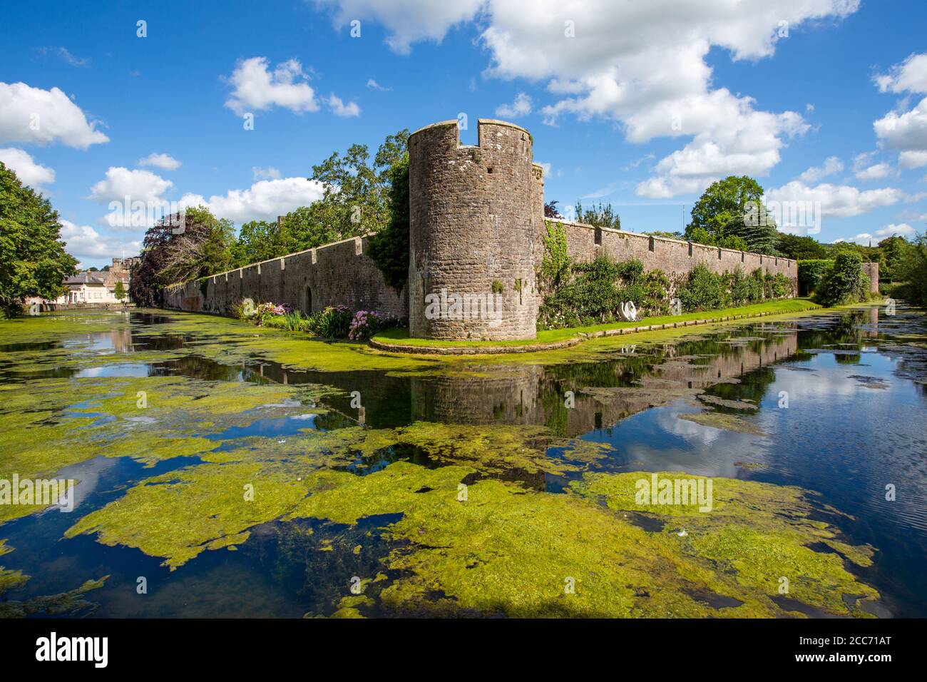 Crenellated walls and moat of the palace of the bishops, Wells, Somerset Stock Photo