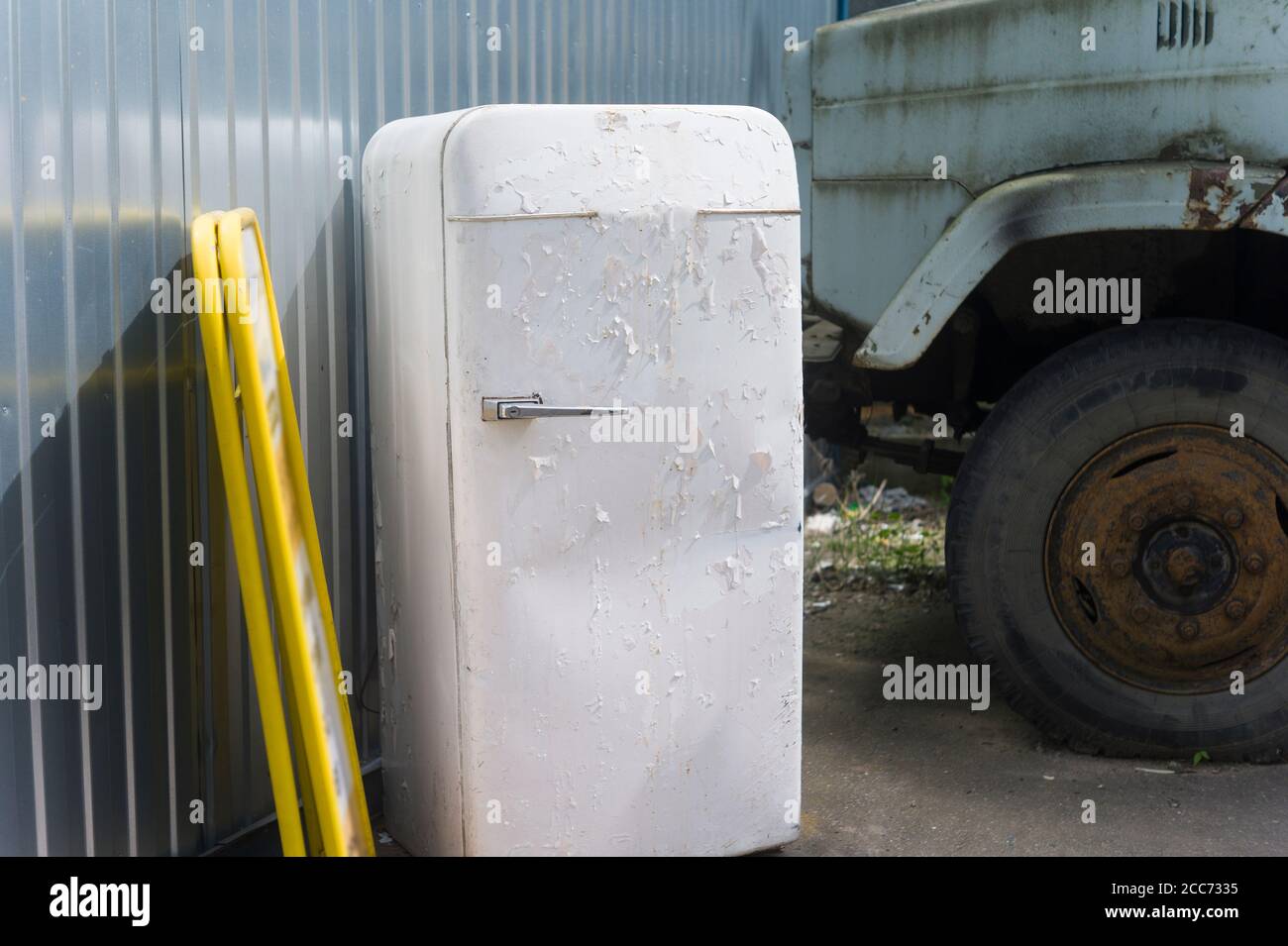 Discarded fridge hires stock photography and images Alamy