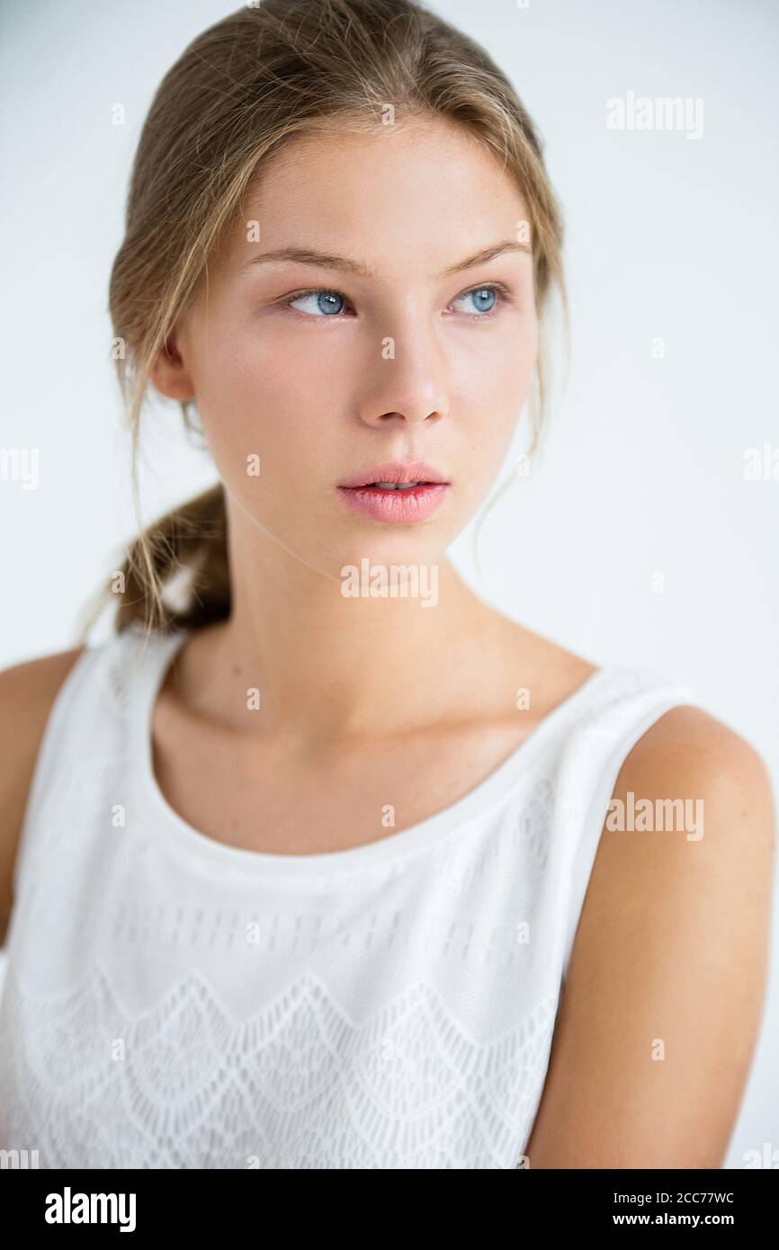 woman with blond hair and no makeup Stock Photo Alamy
