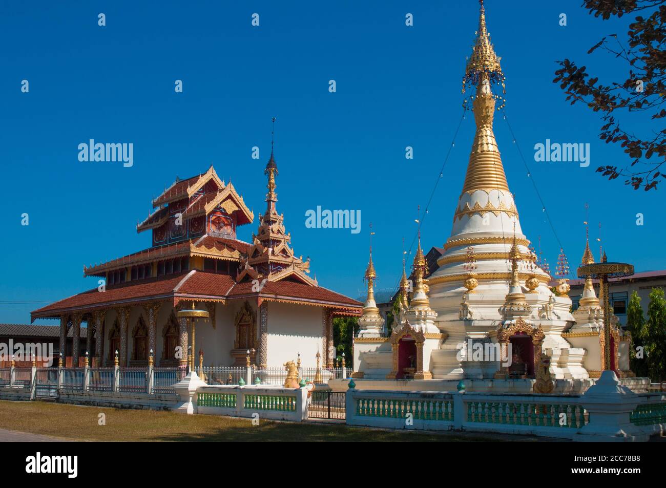 Buddhist wat (temple) and chedi (pagoda) at Mae Hong Son, northern Thailand Stock Photo