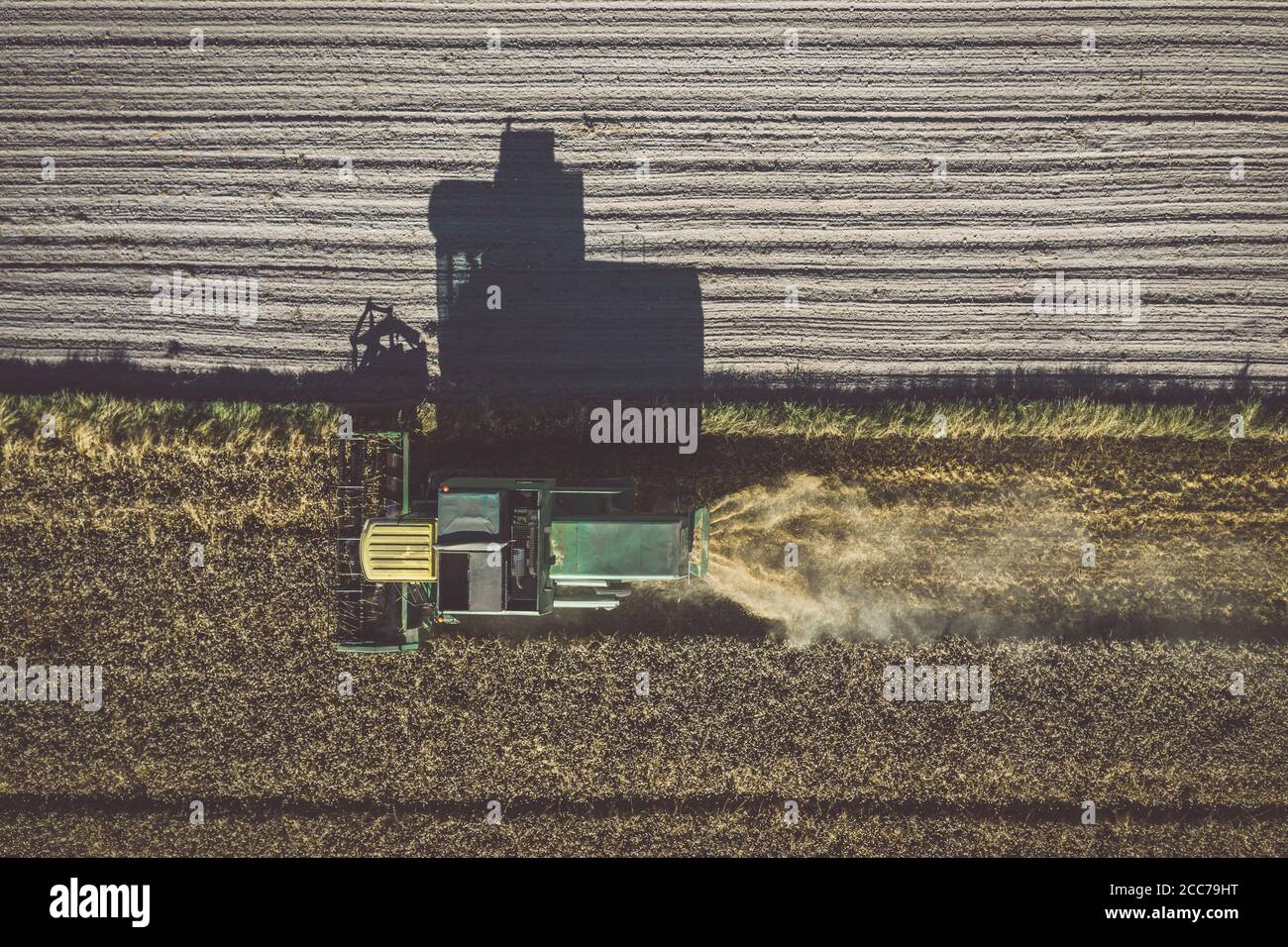 Combine harvester aerial hi-res stock photography and images - Alamy