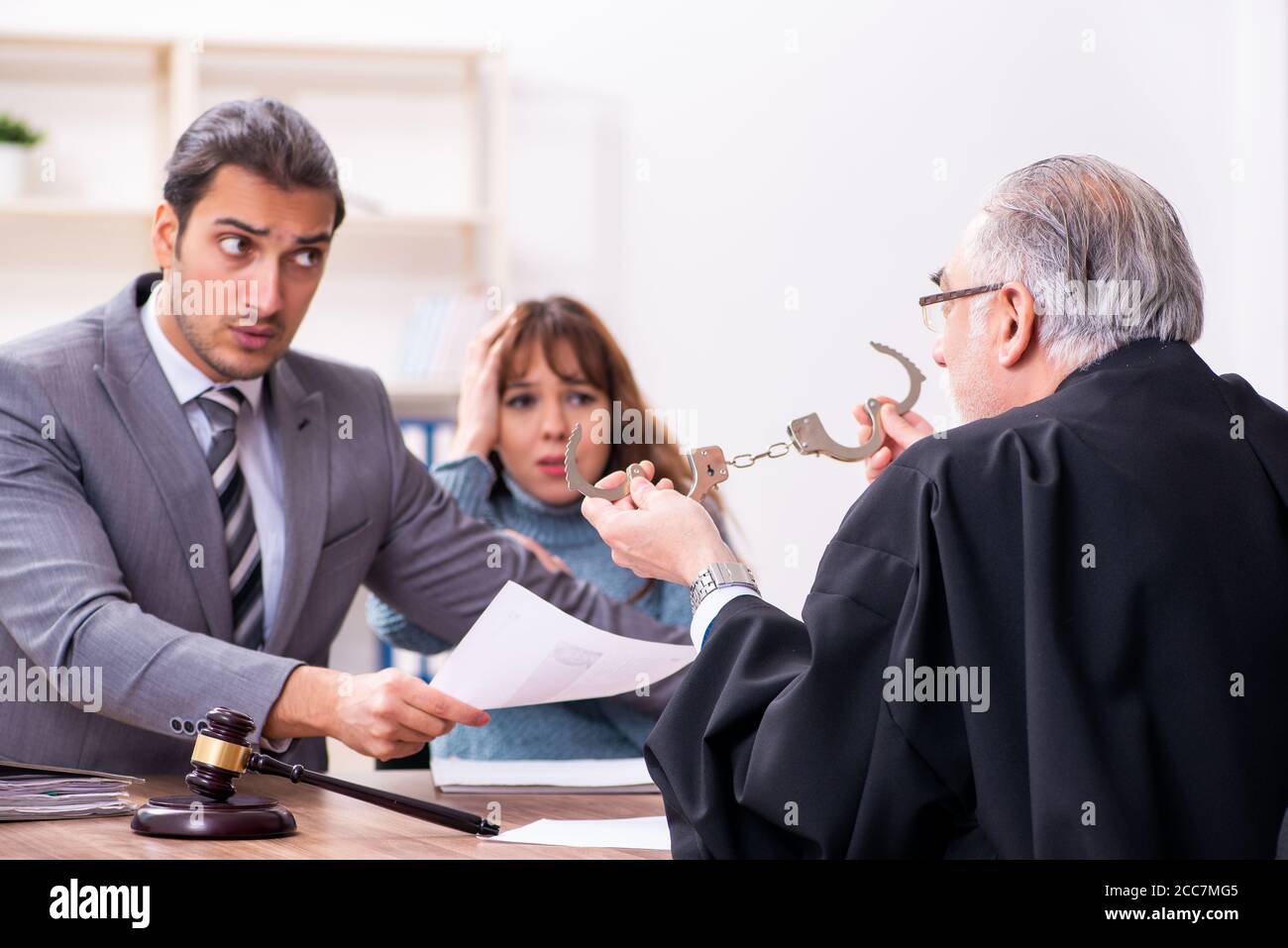 Lawyer arguing in courtroom hi-res stock photography and images - Alamy