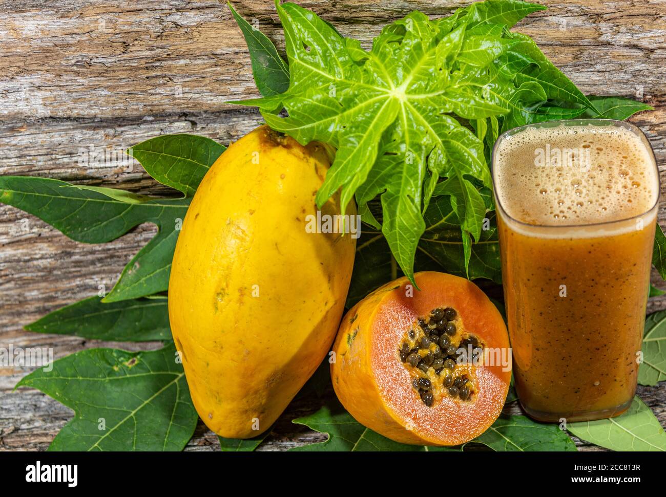 Fruits and juice of Carica papaya. Corresponds to the species of tropical fruit that produces