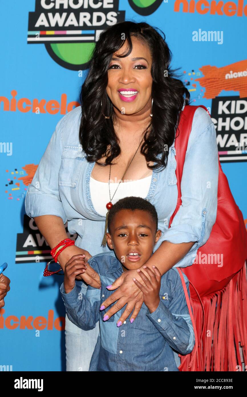 LOS ANGELES - MAR 24:  Kym Whitley, Joshua Kaleb Whitley at the 2018 Kid's Choice Awards at Forum on March 24, 2018 in Inglewood, CA Stock Photo