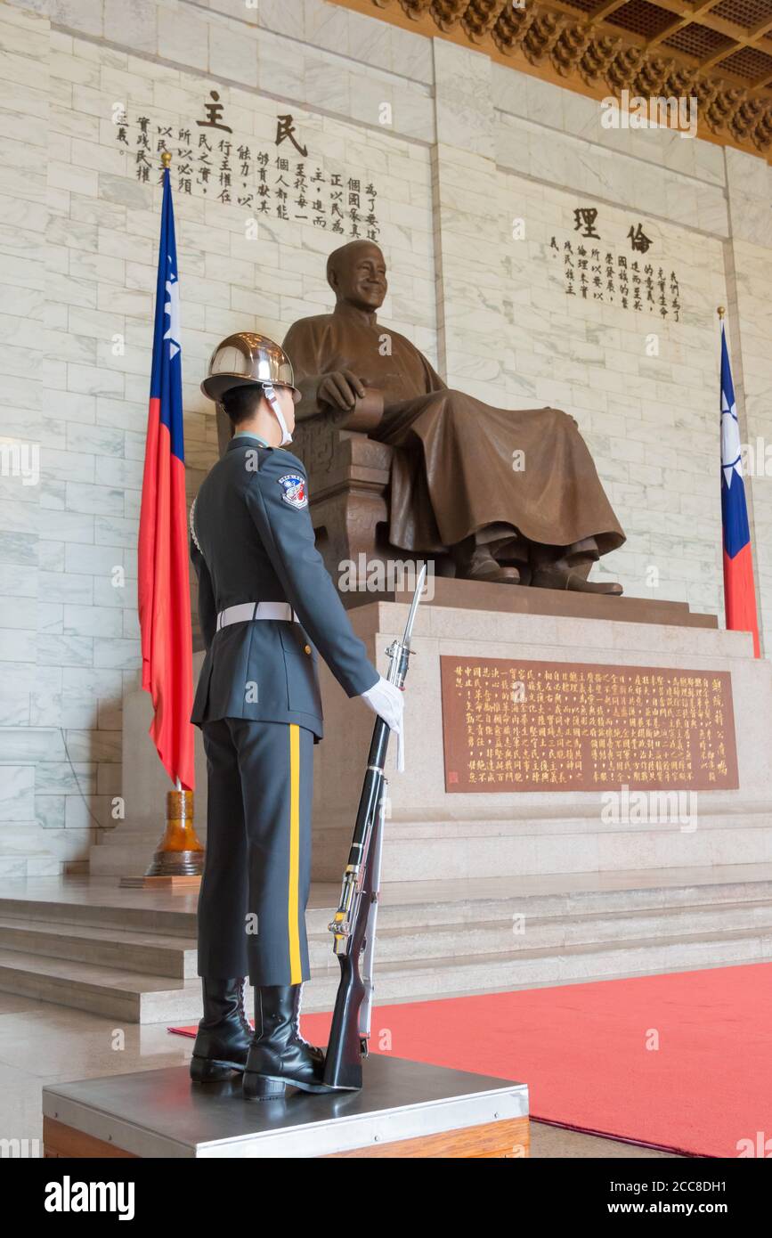 Taipei, Taiwan - Guard of honor at Statue of Chiang Kai-shek in Chiang ...