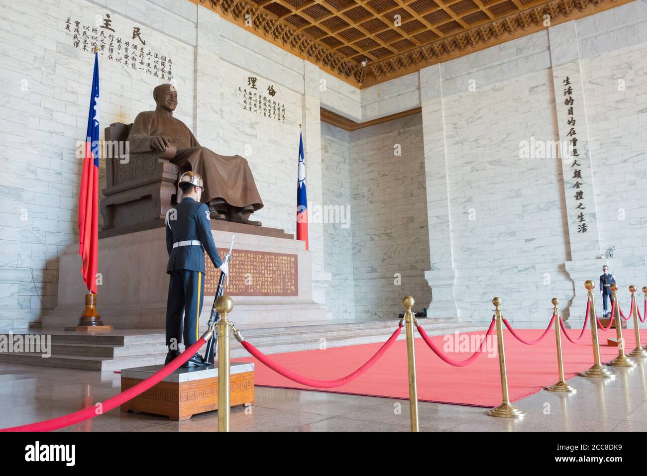 Taipei, Taiwan - Guard of honor at Statue of Chiang Kai-shek in Chiang ...