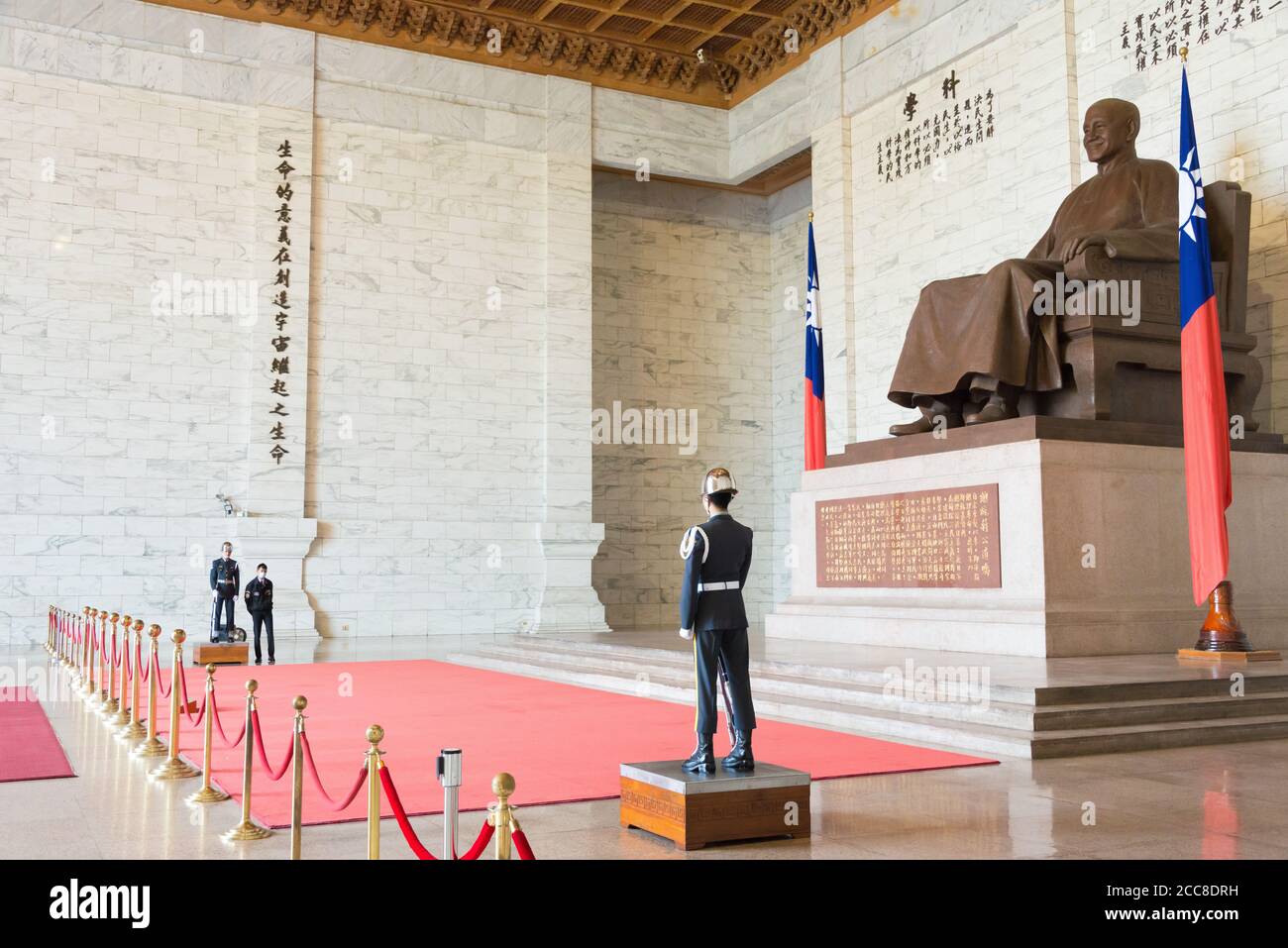 Taipei, Taiwan - Guard of honor at Statue of Chiang Kai-shek in Chiang ...