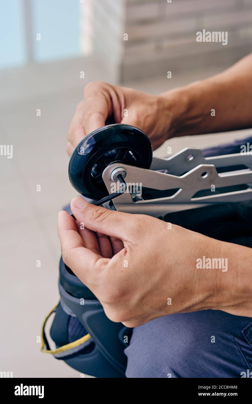 Changing wheels hi-res stock photography and images - Alamy