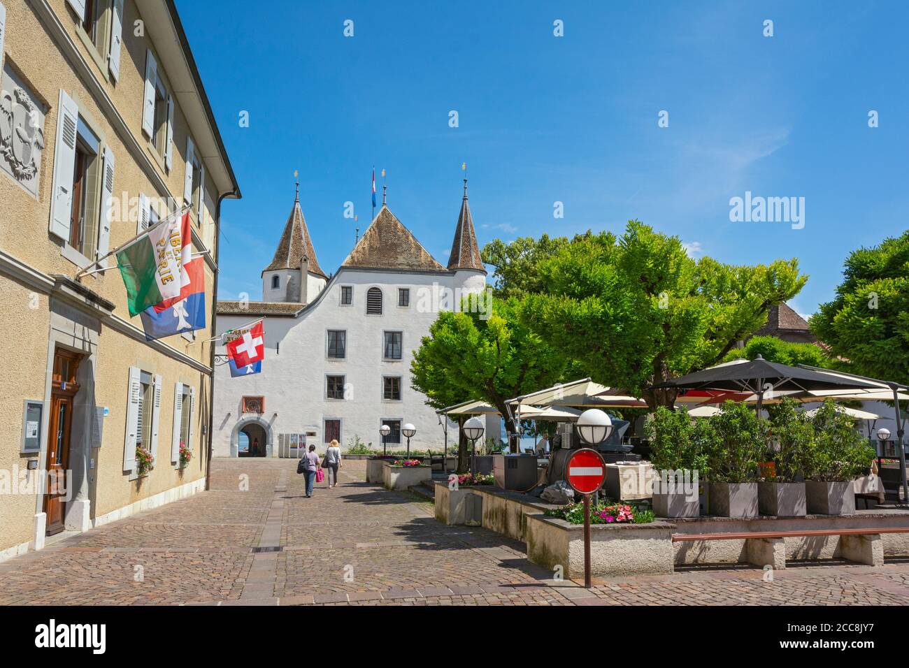 Switzerland, Vaud Canton, Nyon, Place du Chateau, Town Hall (L), outdoor cafe, restaurant, castle Stock Photo