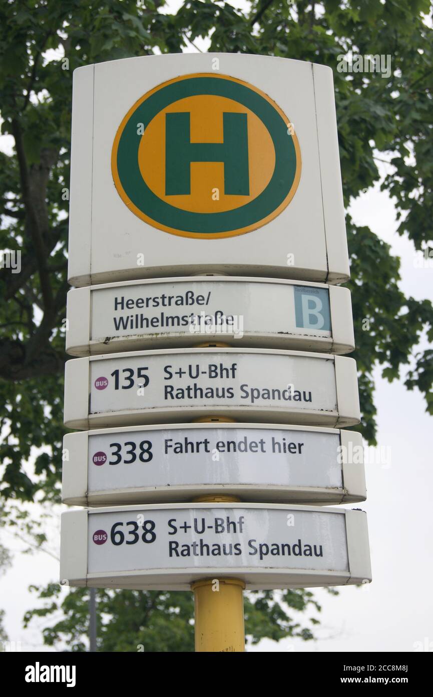 Zeichen 224: Die Bushaltestelle der BVG Heerstraße Ecke Wilhelmstraße in Berlin-Spandau Stock Photo