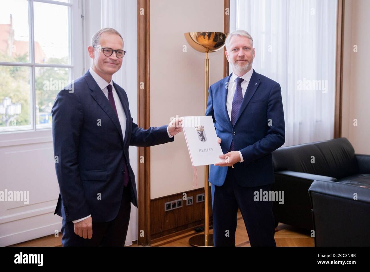 Berlin, Germany. 20th Aug, 2020. Michael Müller (SPD, l), Governing Mayor of Berlin, hands over the certificate of appointment to Sebastian Scheel (Die Linke), designated Senator for Urban Development of Berlin, in his office in the Red City Hall. Scheel succeeds the resigned urban development senator Lompscher. Credit: Christoph Soeder/dpa/Alamy Live News Stock Photo