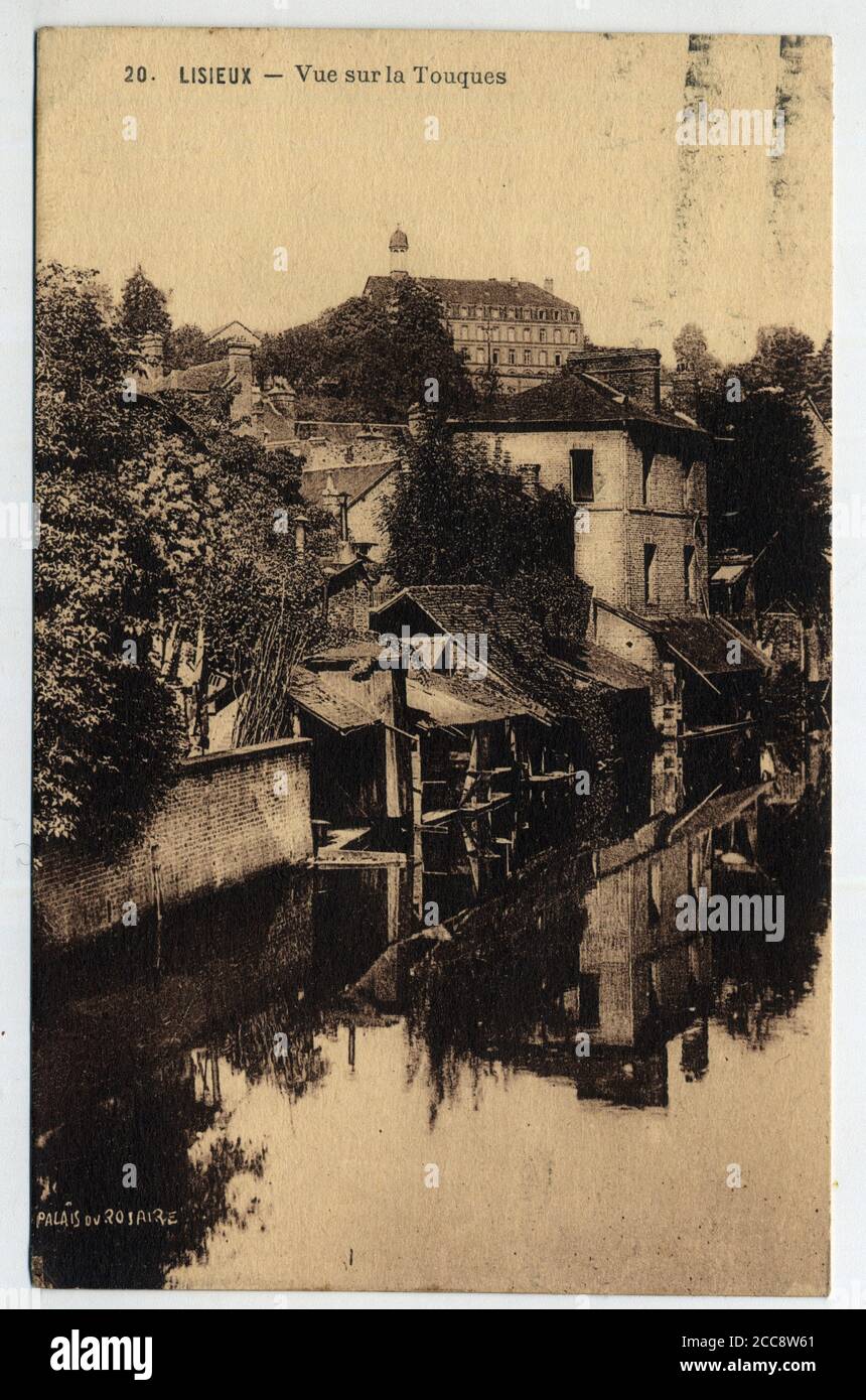 Normandie, Calvados (14), Lisieux : maisons au bord de la Touques - Carte postale datee 1934 Stock Photo