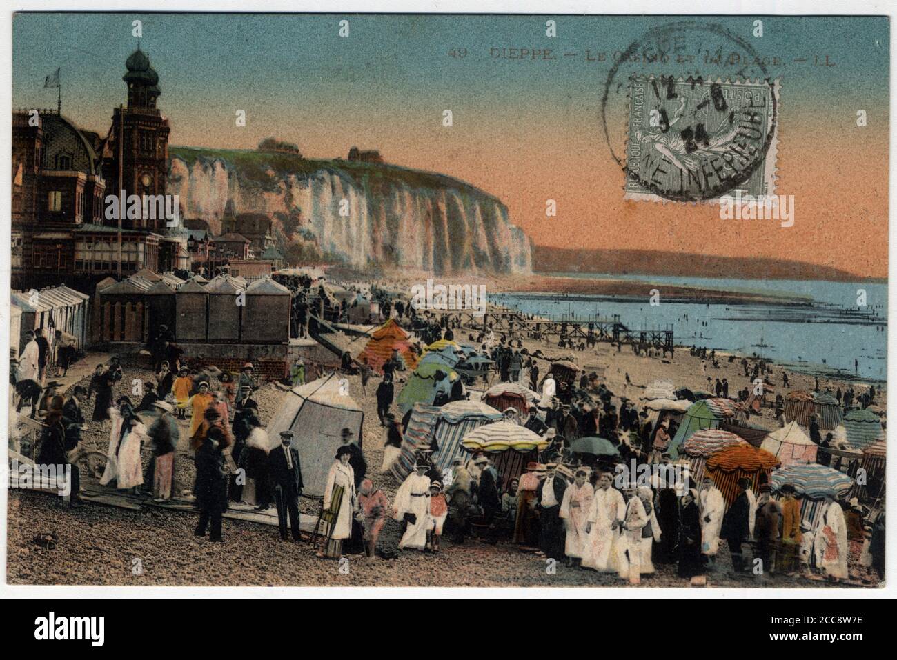 Normandie, Seine-Maritime (76), Dieppe : le casino et la foule des vacanciers sur la plage - Carte postale datee 1924 Stock Photo