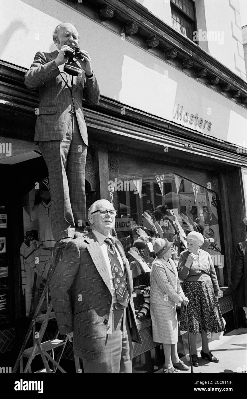 Shopkeepers waiting for the Queen to arrive during her silver jubilee tour of the UK, Carmarthen, South Wales, 1977 Stock Photo