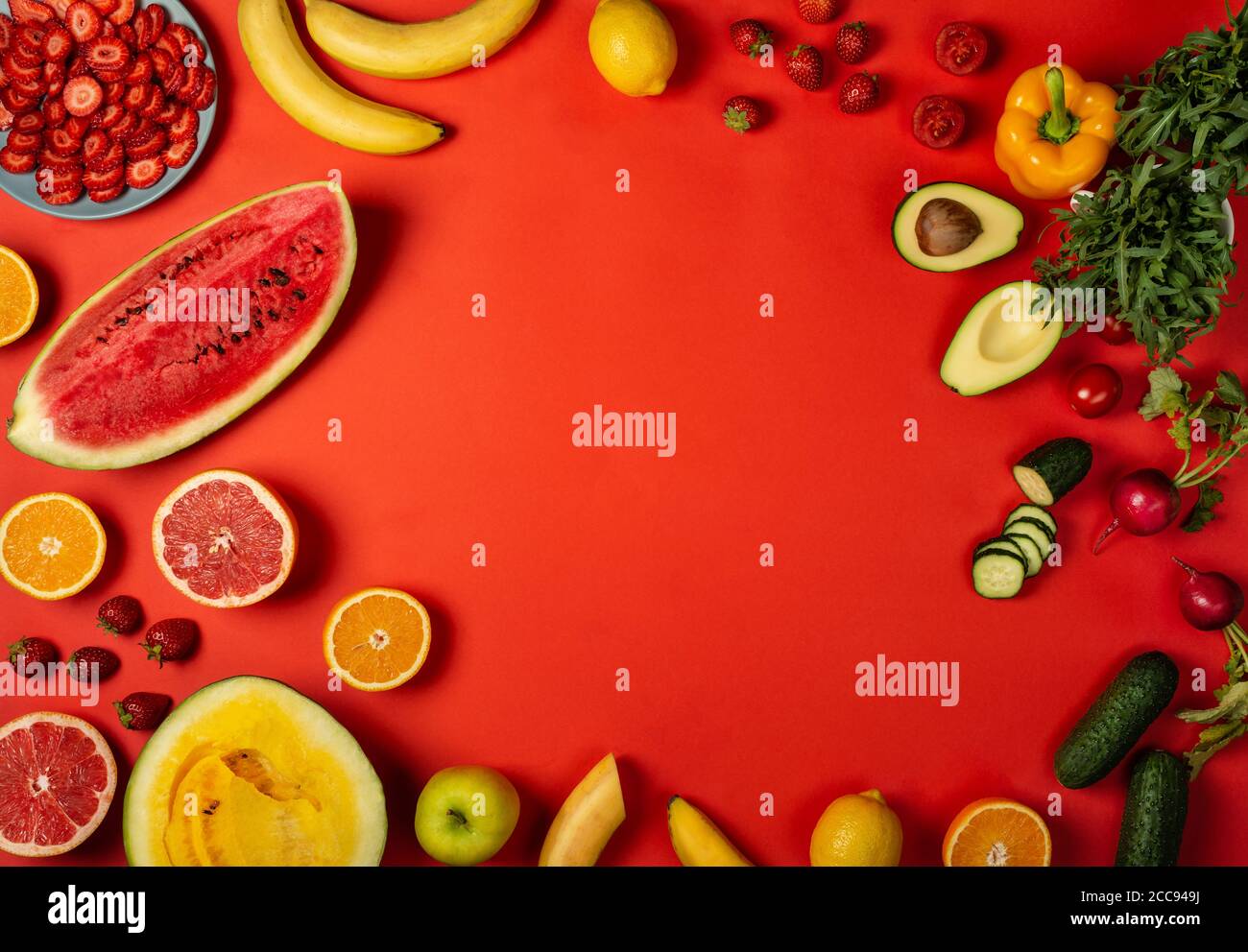 Thực đơn ăn uống từ hoa quả và rau trên nền đỏ chắc chắn sẽ mang đến cho bạn một trải nghiệm tuyệt vời. Hãy để mình đắm chìm vào một không gian ăn uống xanh sạch, giàu dinh dưỡng và đầy màu sắc trên nền đỏ đẹp mắt. 