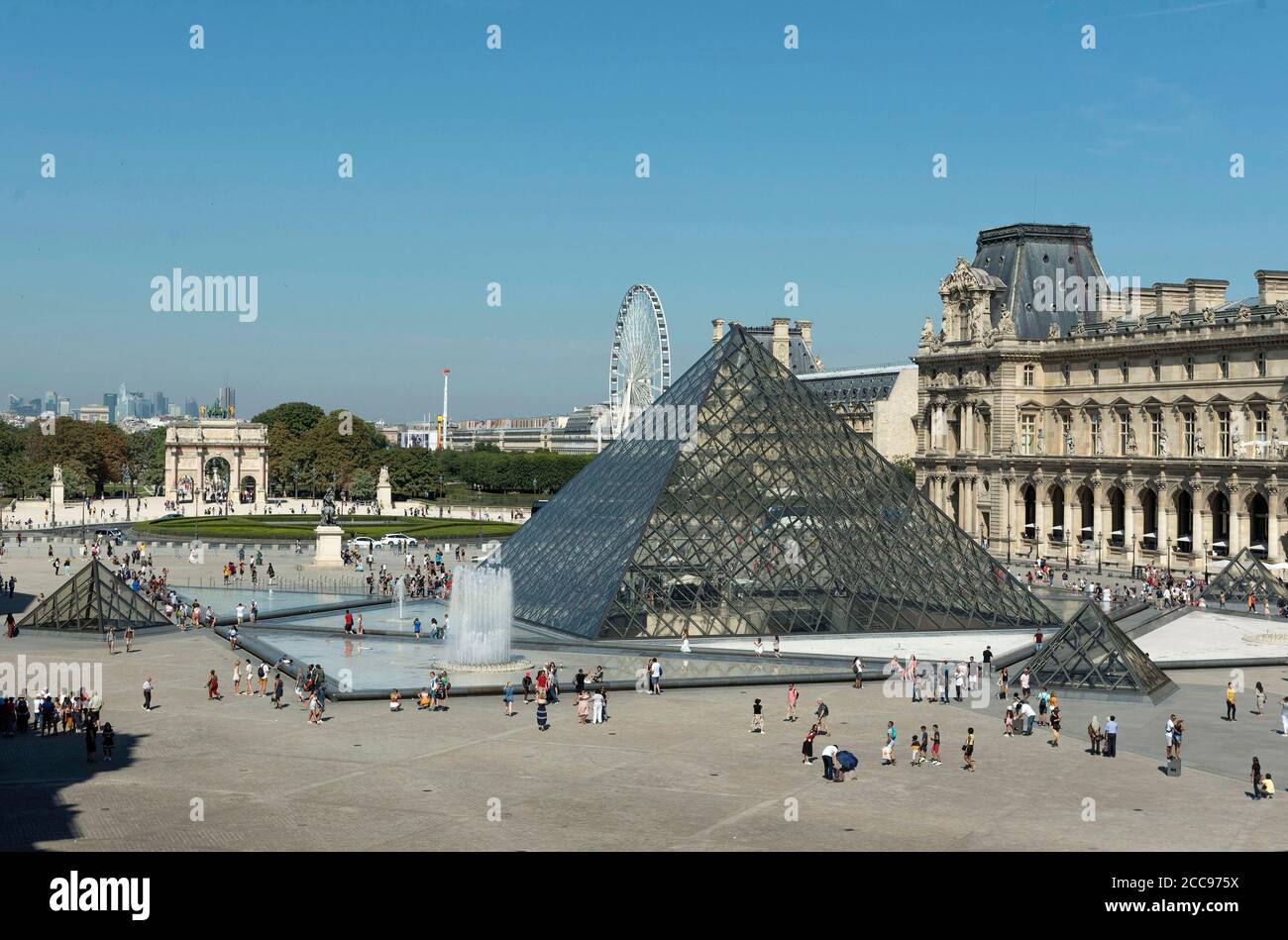 Paris (France): the Louvre Pyramid in Cour Napoleon, in Paris 1st arrondissement (district) Stock Photo