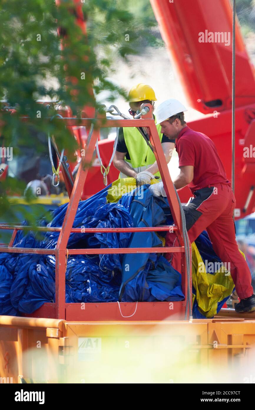 Goar Crash St. Goar, Germany. 20th Aug, 2020. Rescue workers are pulling the ...