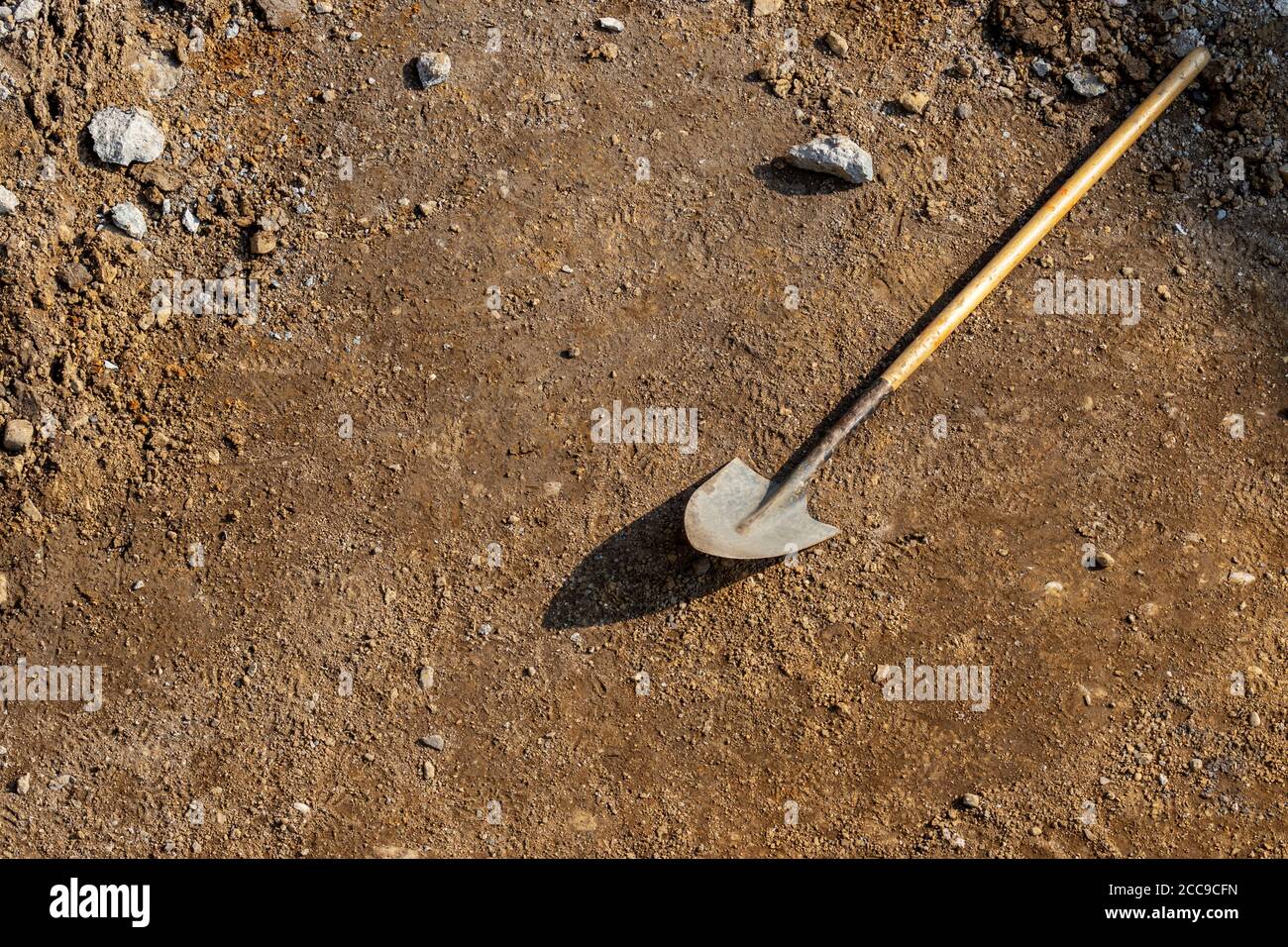 Shovel spade digging tool with long handle, flat lay on soil ground, overhead view with copy space. Concept building site, construction, dig, dig hole Stock Photo