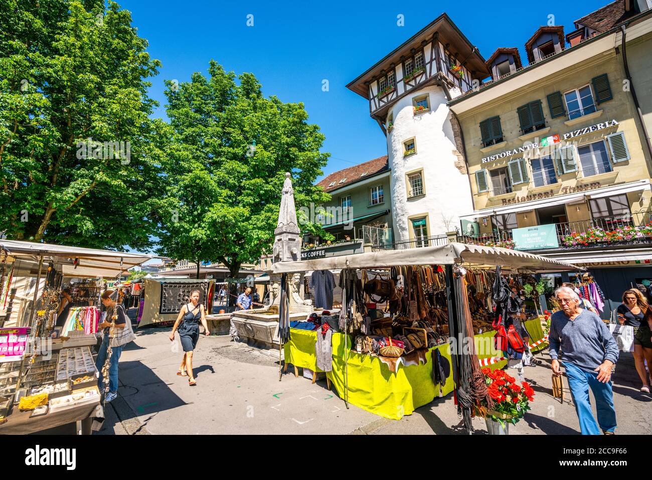 Bern Switzerland , 27 June 2020 : People shopping at artisan market on Waisenhausplatz square and Hollanderturm or Dutch tower building view in Bern o Stock Photo
