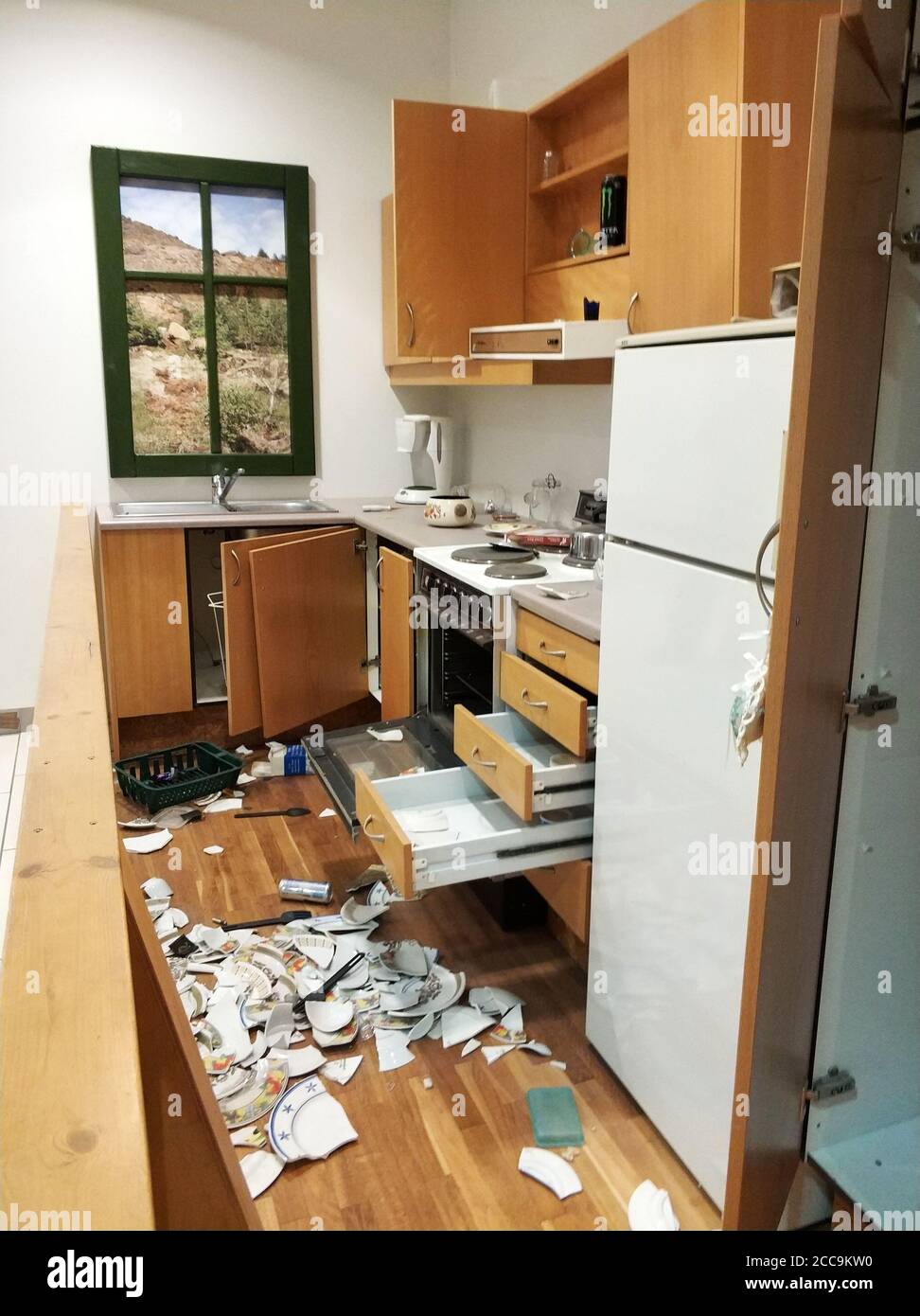 Broken Dishes High Resolution Stock Photography and Images Alamy