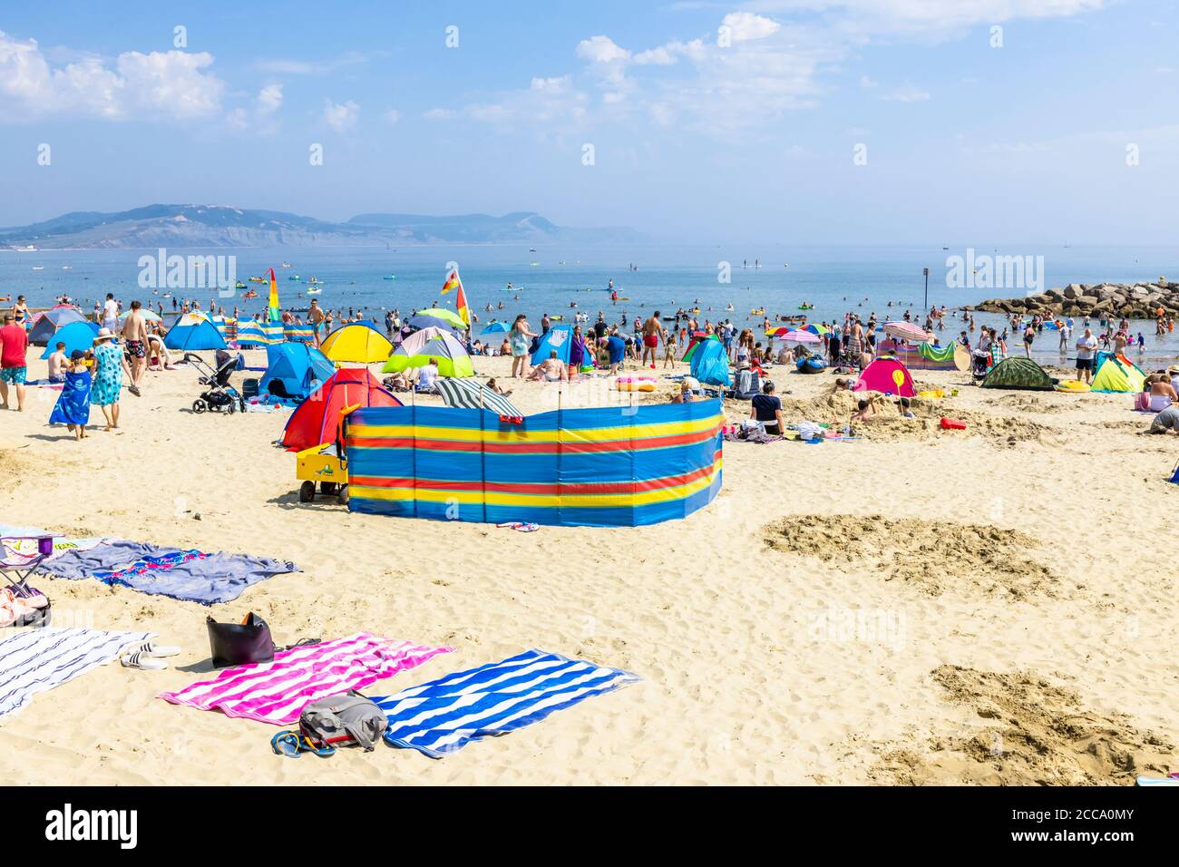 Lyme regis beach sand sun holiday hi-res stock photography and images ...