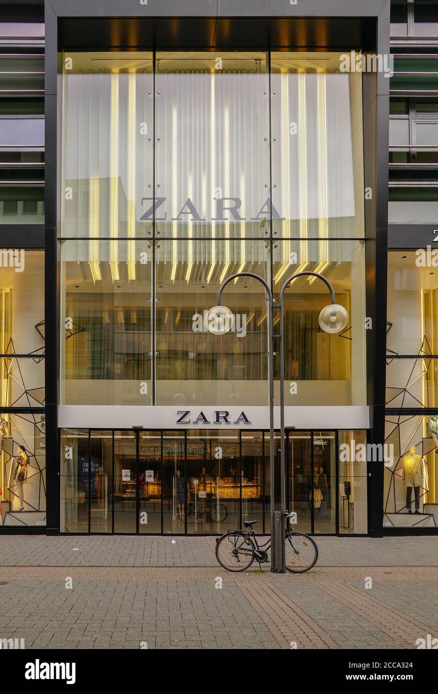 COLOGNE, GERMANY - Aug 02, 2020: Zara fashion store seen from the frontside  in the Schildergasse in Cologne Stock Photo - Alamy