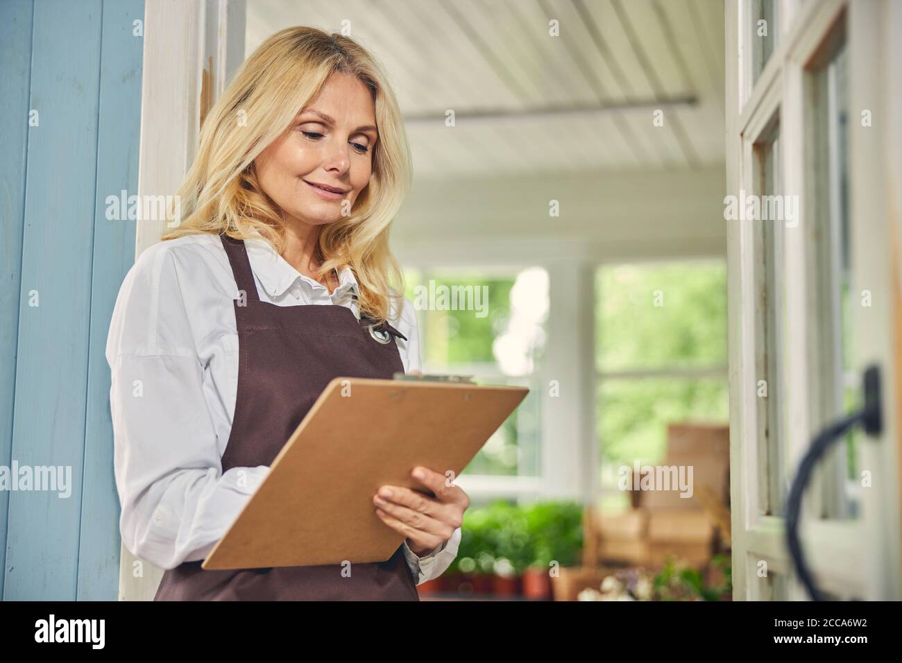 Woman horticulturist in apron hi-res stock photography and images - Alamy