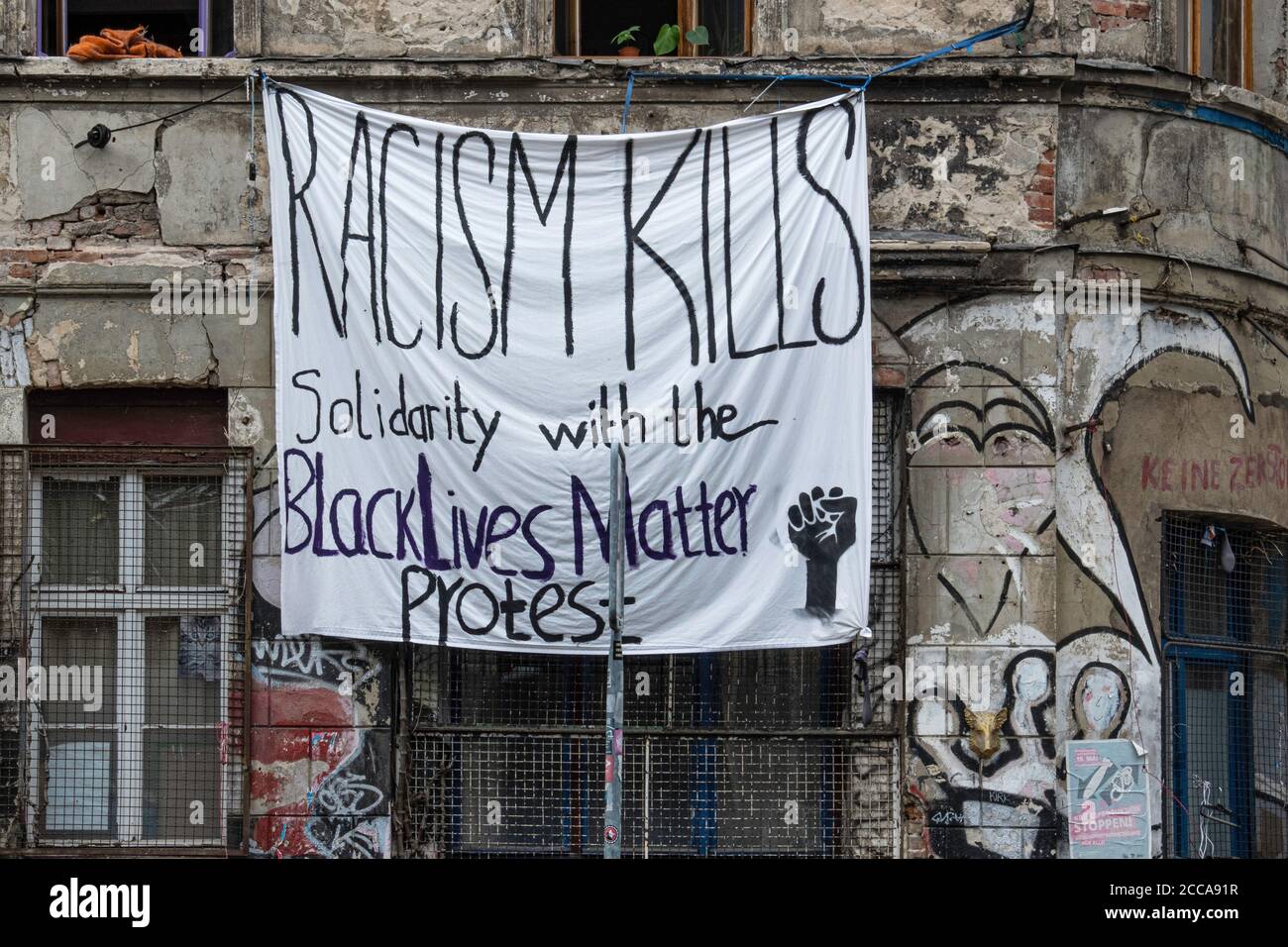 Berlin Mitte, Linienstrasse 206. Racism kills, Solidarity with Black Lives matter protest banner outside graffiti-covered Squat building Stock Photo