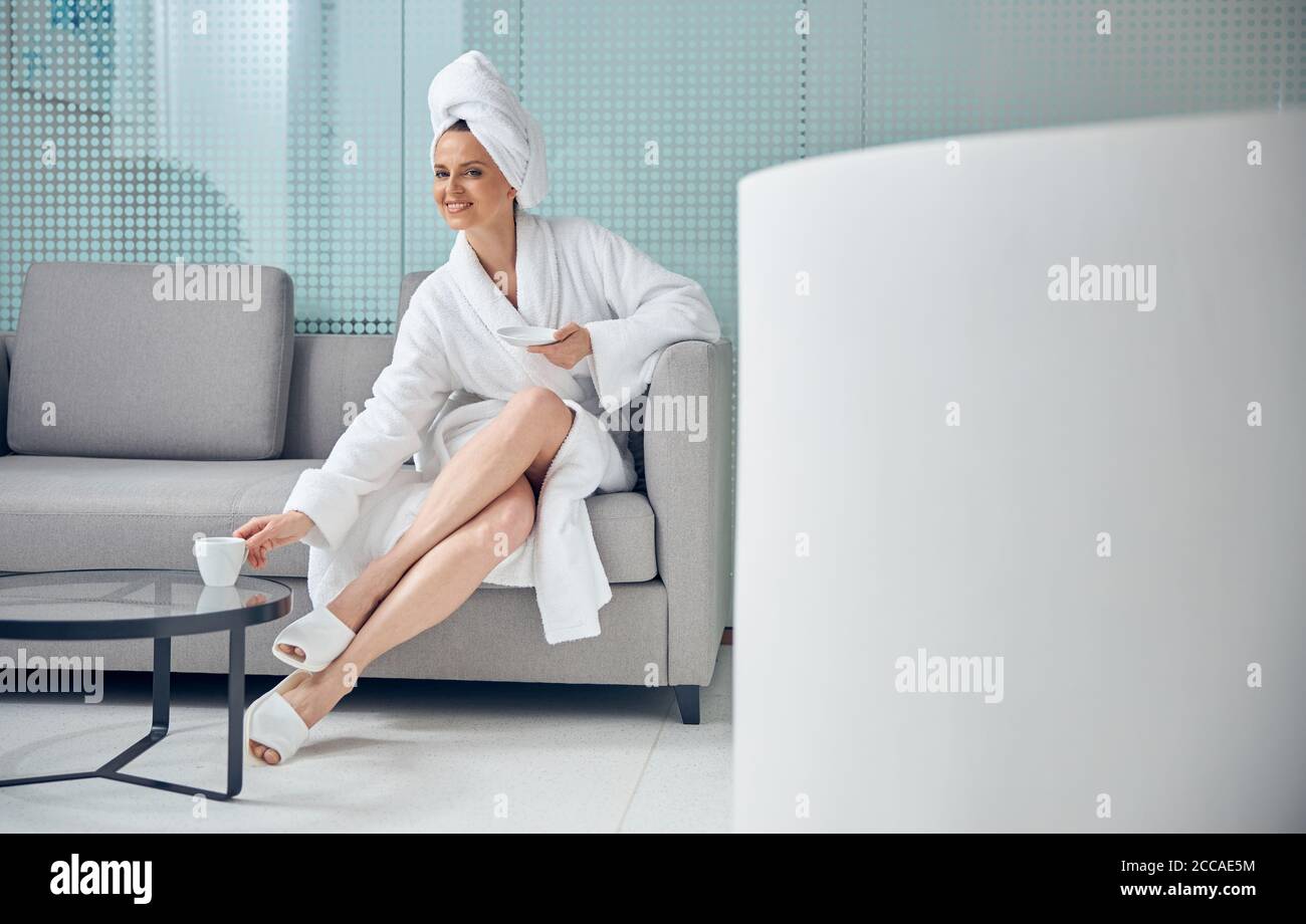 Pretty woman sitting legs crossed hi-res stock photography and images ...