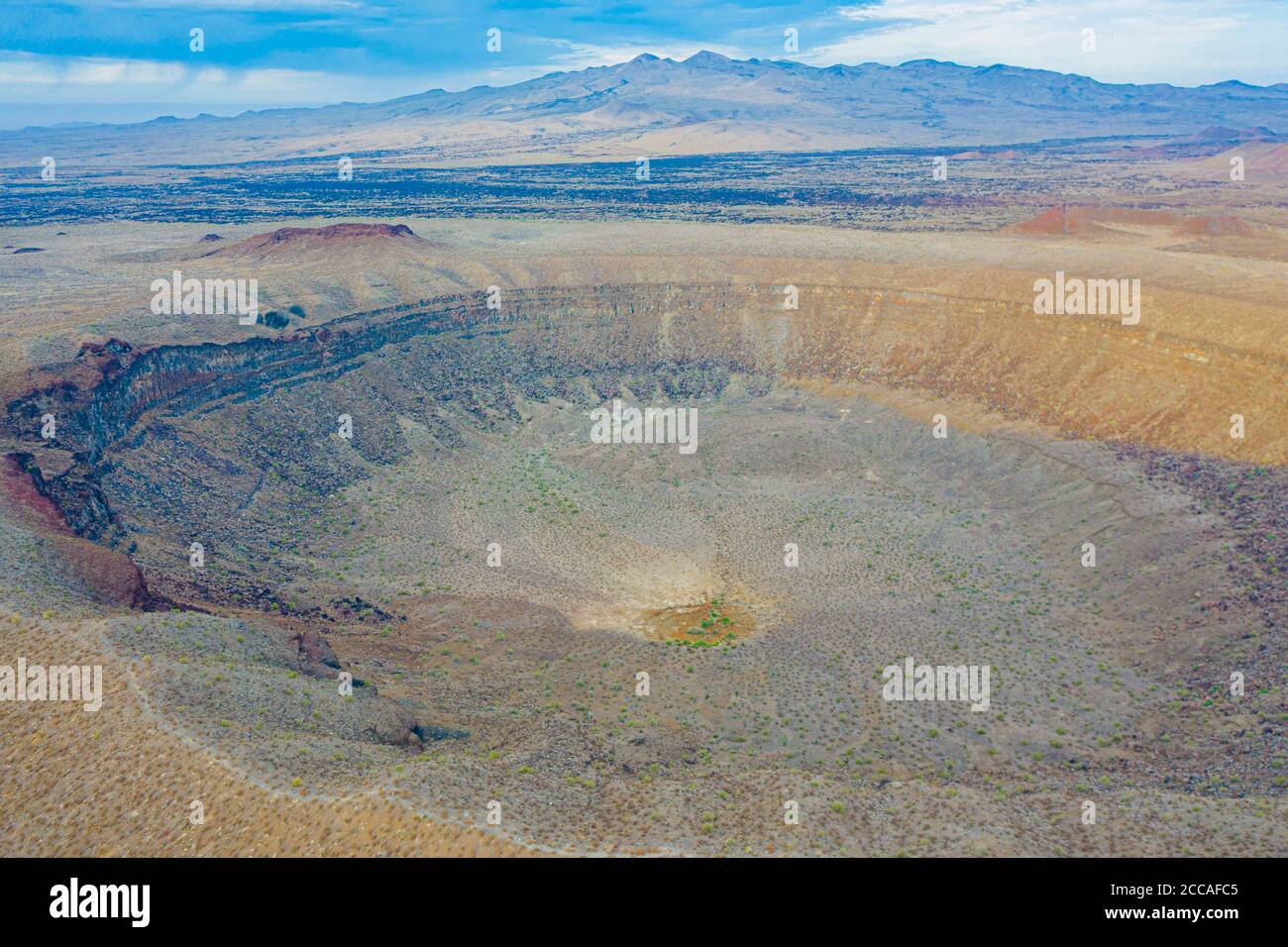 Aerial view of the maar-type volcanic crater El Elegant in the mountains of the El Pinacate Biosphere Reserve and the great Altar desert in Sonora, Mexico. Heritage of humanity by unesco. Typical desert ecosystem in Arizona just a few miles from the site. The volcano is the largest of an extensive chain of volcanic cones and craters, 250 meters deep and 1,500 meters in diameter (Photo by Luis Gutierrez / Norte Photo)   Vista aerea del cráter volcánico tipo maar El Elegante en la sierra de la Reserva de la Biosfera El Pinacate y gran desierto de Altar en Sonora, Mexico. Patrimonio de la Humanid Stock Photo