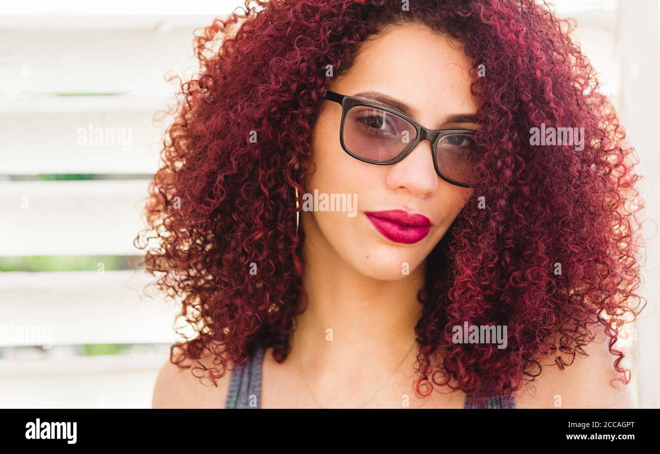 Black woman afro hair hi-res stock photography and images - Alamy