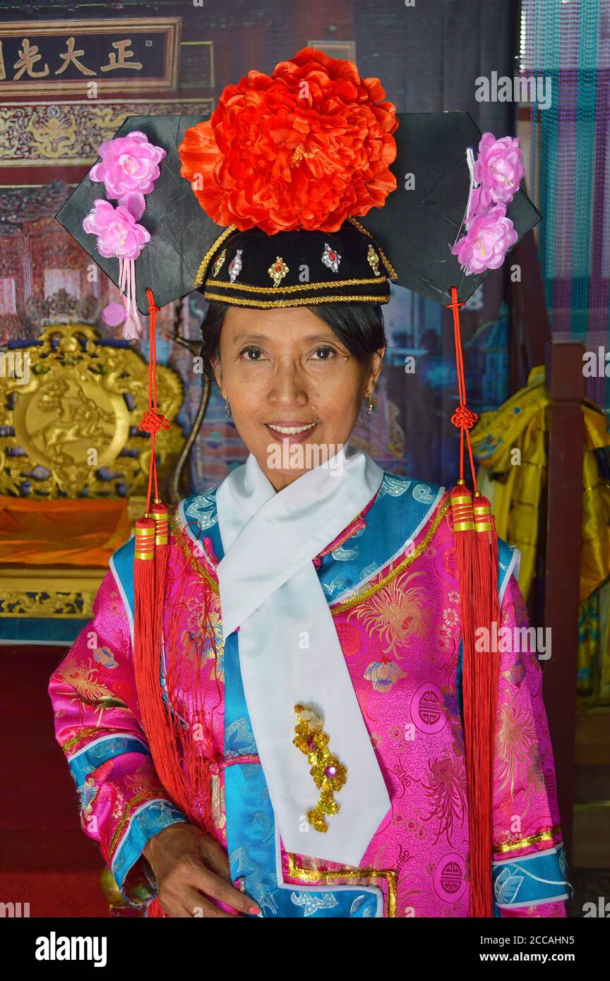 Chinese empress costume hi-res stock photography and images - Alamy