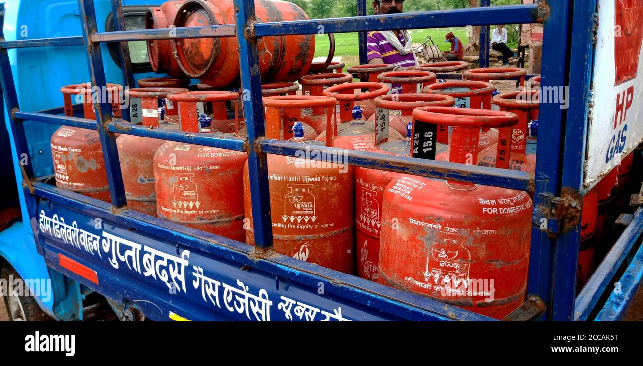 Lpg Cylinder Van High Resolution Stock Photography And Images Alamy