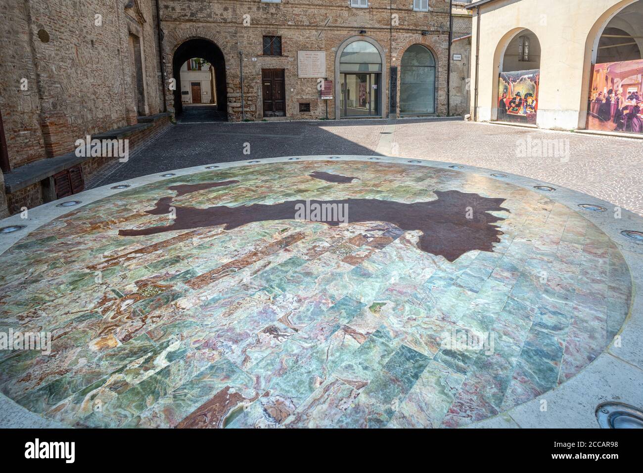 The center of Italy has been identified in Piazza San Rufo. A monument marks the spot. Rieti, Lazio region, Italy, Europe Stock Photo