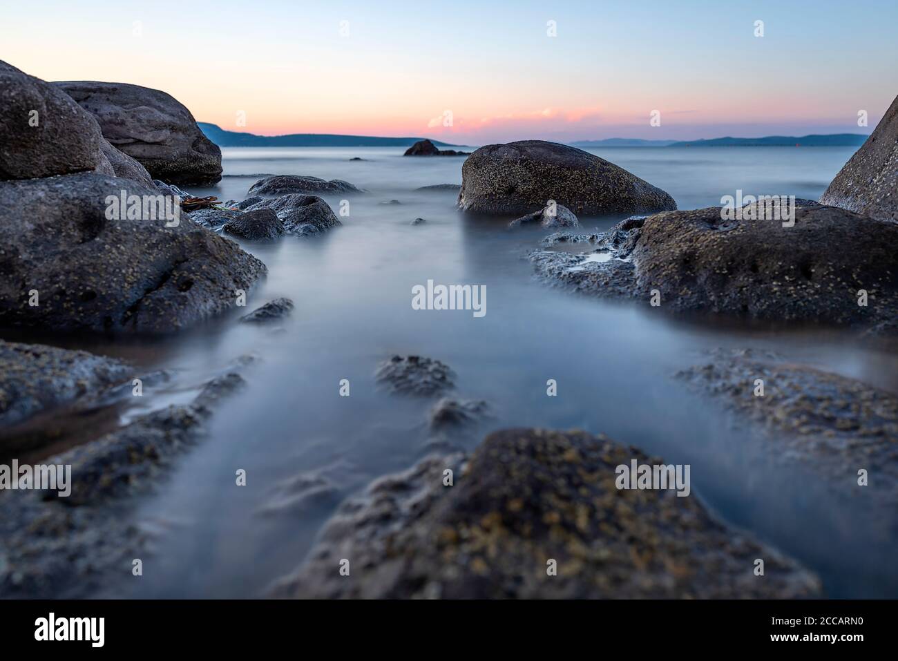 Photographing the waves that hit the rocks in a stormy weather with a
