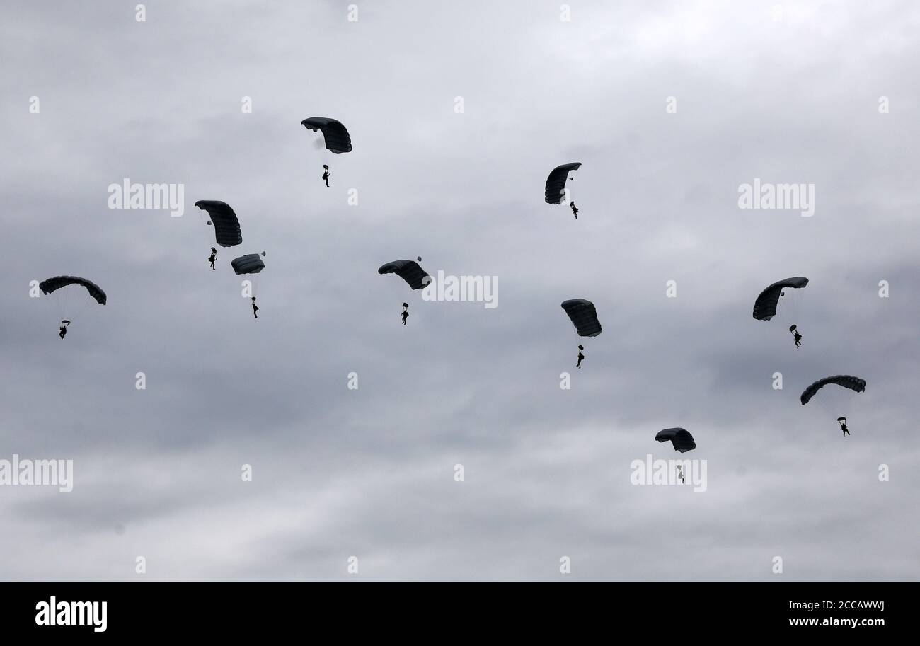 Page 3 Paratroopers Landing High Resolution Stock Photography And Images Alamy