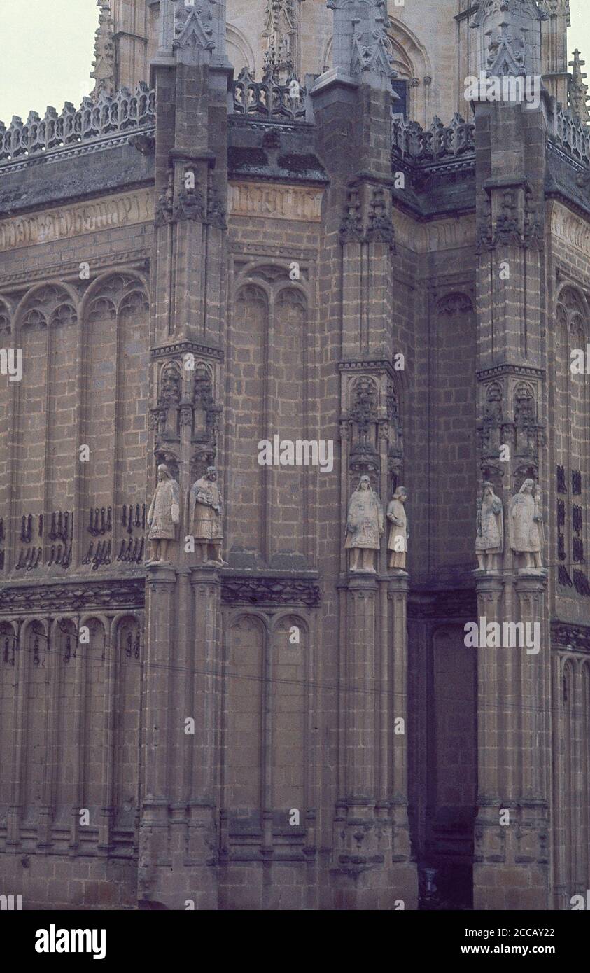 EXTERIOR - DETALLE DEL ABSIDE DE LA IGLESIA GOTICA - S XV. Author: JUAN GUAS. Location: IGLESIA DE SAN JUAN DE LOS REYES. Toledo. SPAIN. Stock Photo