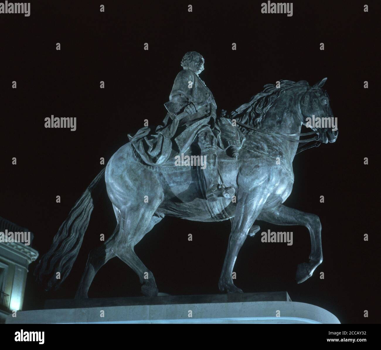 ESTATUA ECUESTRE DE CARLOS III DEL SIGLO XVIII INSTALADA EN LA PUERTA ...
