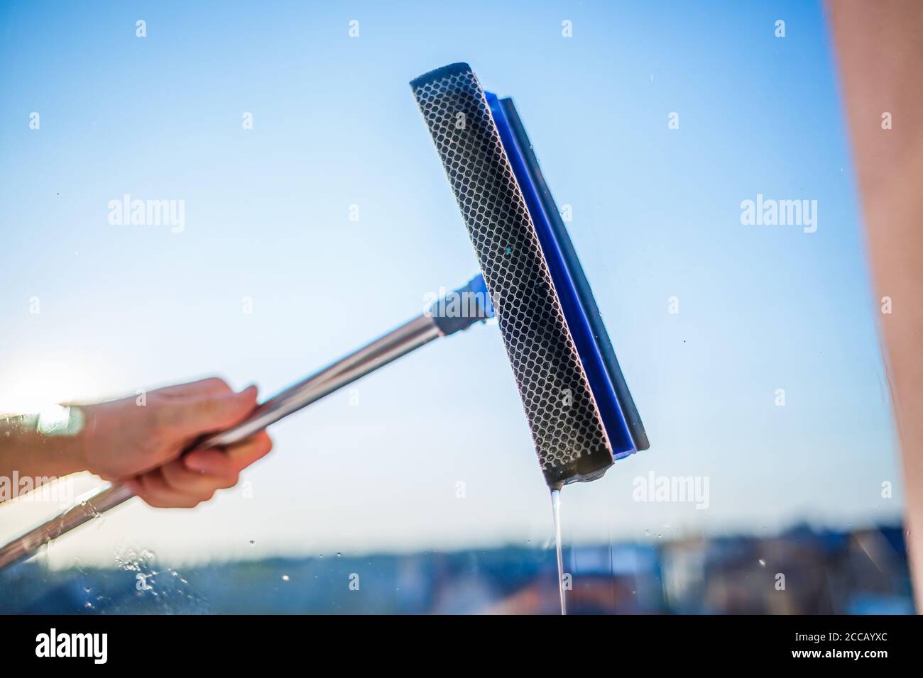 Window cleaning in high-rise buildings, houses with a brush. Window  cleaning brush. Large window in a multi-storey building, cleaning service.  Dust re Stock Photo - Alamy