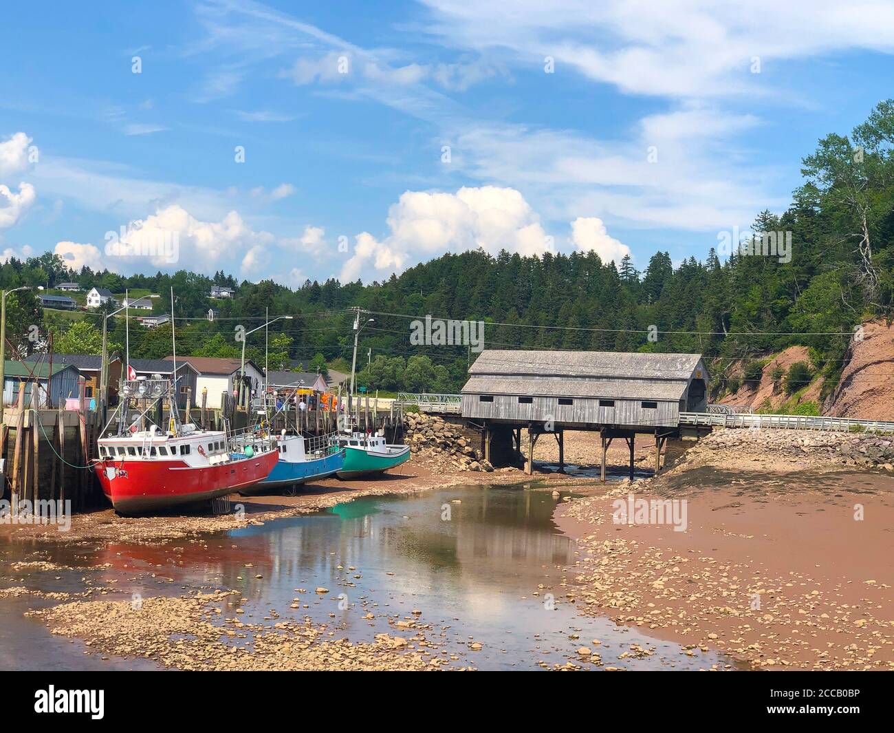Bay of fundy low tide boats hi-res stock photography and images - Alamy