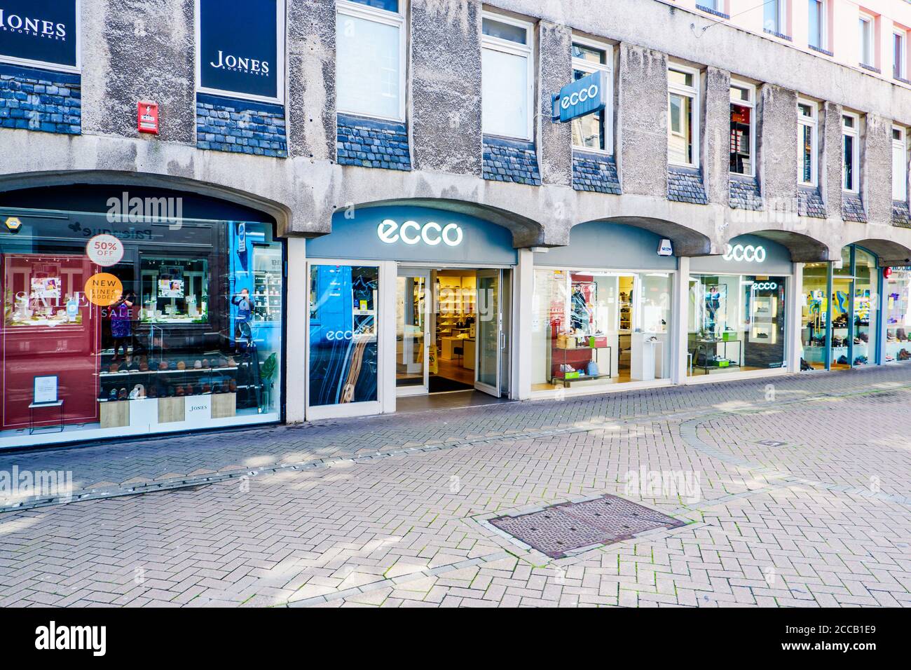 Edinburgh Scotland 6th Aug 2020 and shops on Rose Street in New Town in Edinburgh, Scotland. The famous New Town is a main shopping area Stock Photo - Alamy