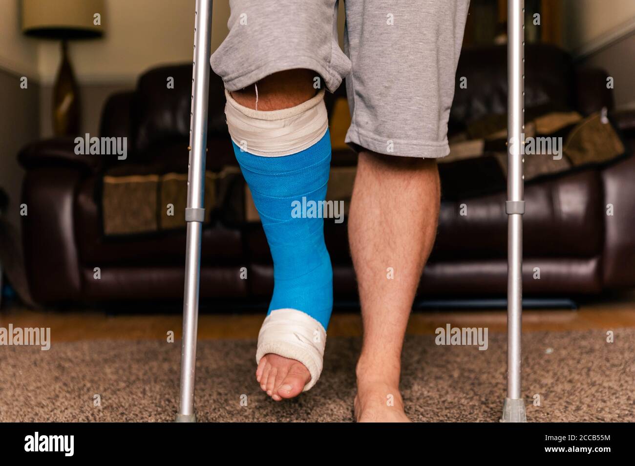 Leg cast crutches hires stock photography and images Alamy