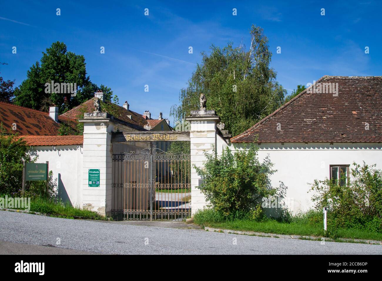 Private Castle Wetzlas, Kamptal-Seenweg 620, hiking near Dobra reservoir, Waldviertel, Austria Stock Photo