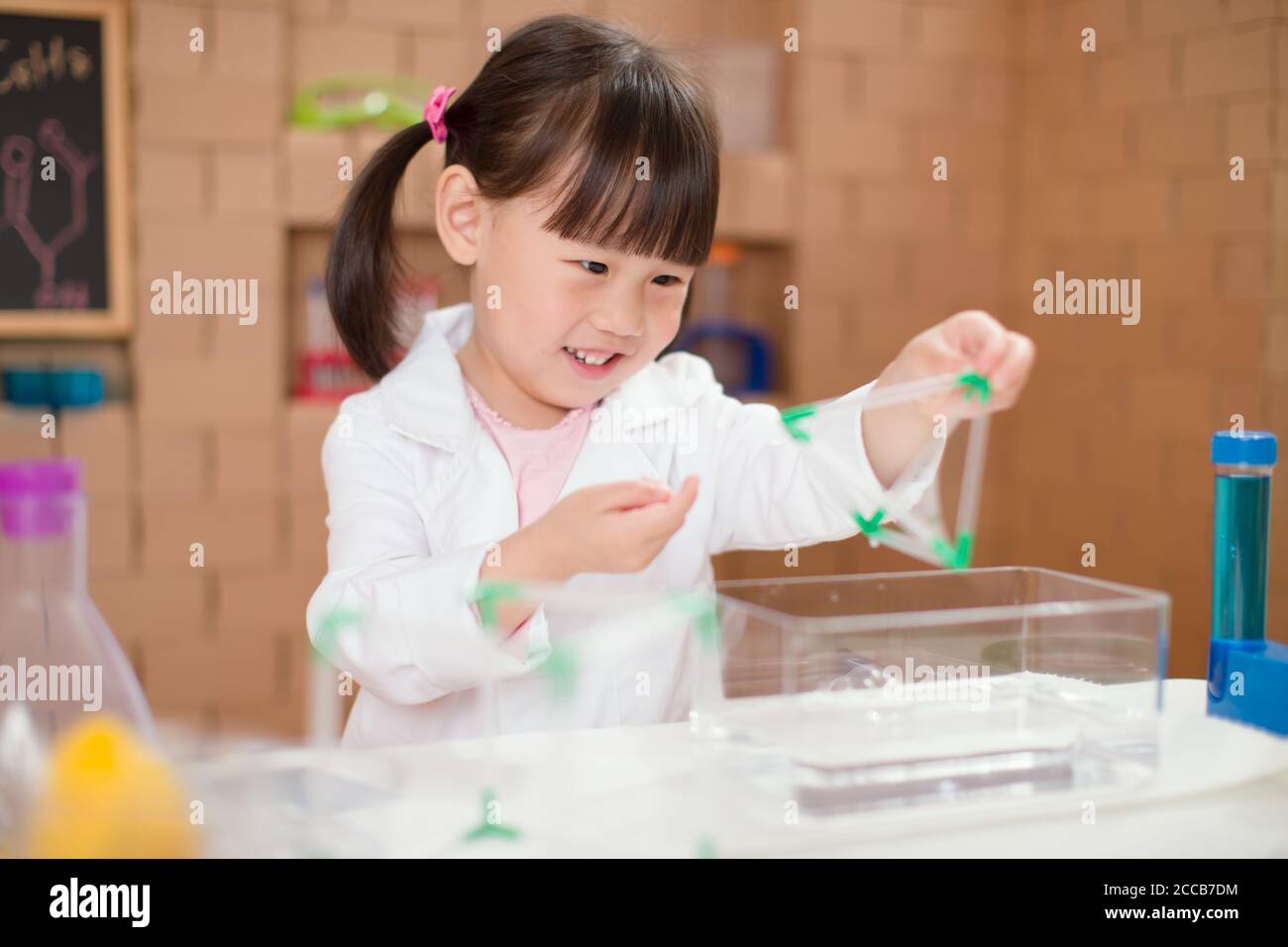 Experiment Play young girl play science experiments for homeschooling Stock Photo - Alamy