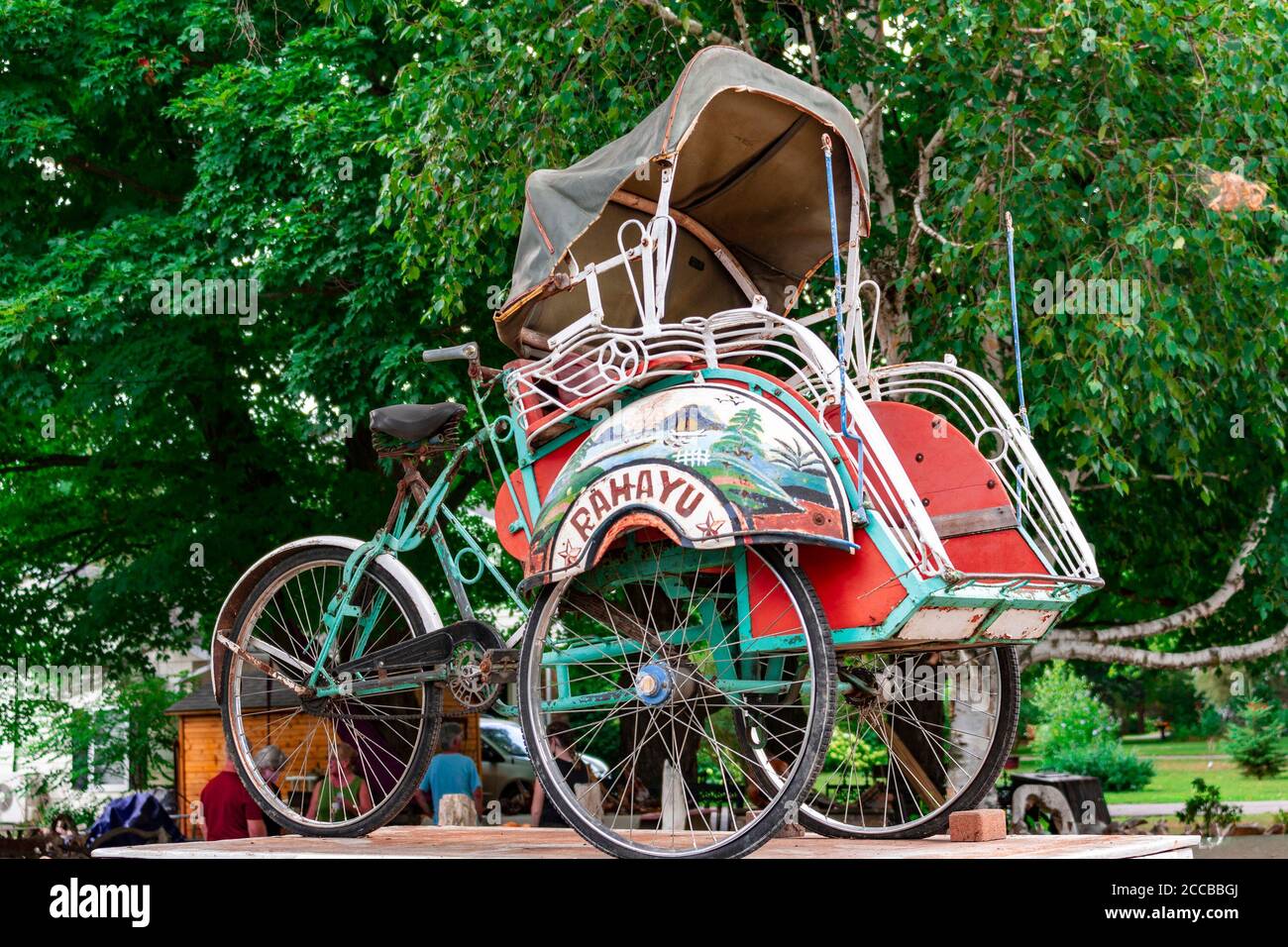 Old tricycle The rickshaw tricycle is not standard with a sidecar in